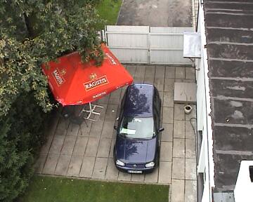 Das Auto im Hof vom Hoterl Babilonas in Kaunas
